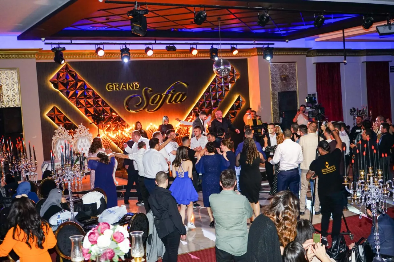 Grand Sofia sahnesi önünde kutlama yapan davetliler