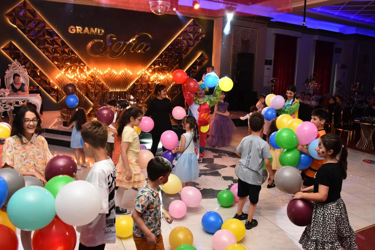Grand Sofia’da balonlarla yapılan aile kutlaması