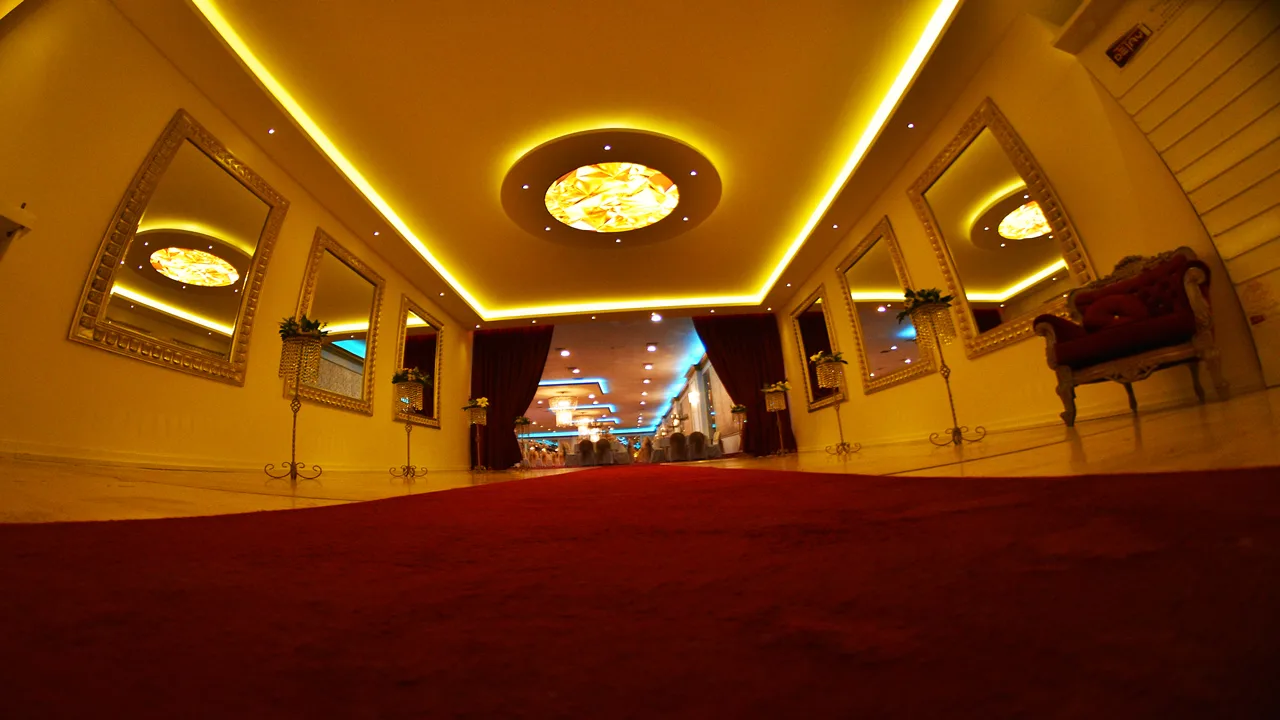 Grand Sofia fuayesinde aydınlatma ve karşılama alanı
