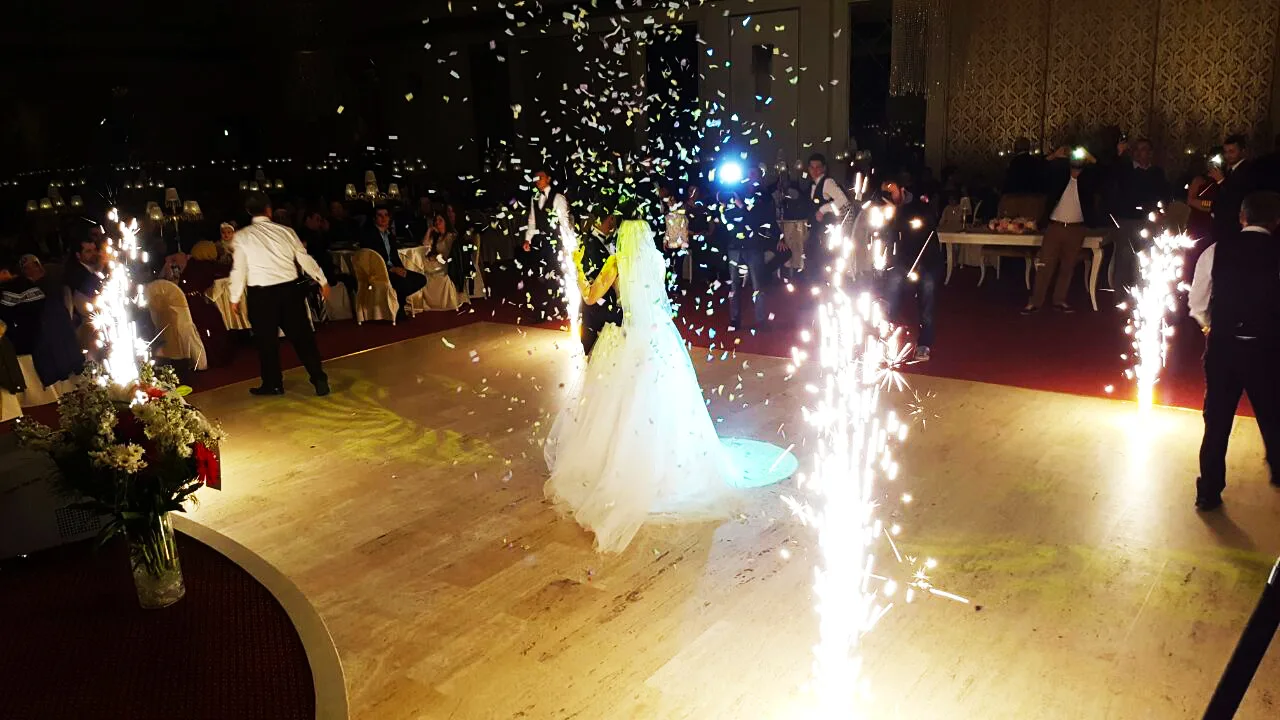 Grand Sofia’da ışıklar altında ilk dansını yapan gelin ve damat