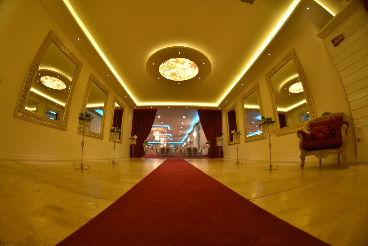Grand Sofia fuayesinde kırmızı halı ve tavan aydınlatması