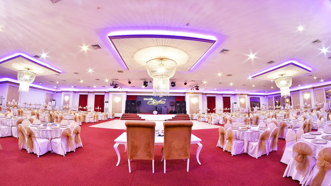 Grand Sofia salonunda gelin damat masası, avizeler ve düğün oturma düzeni