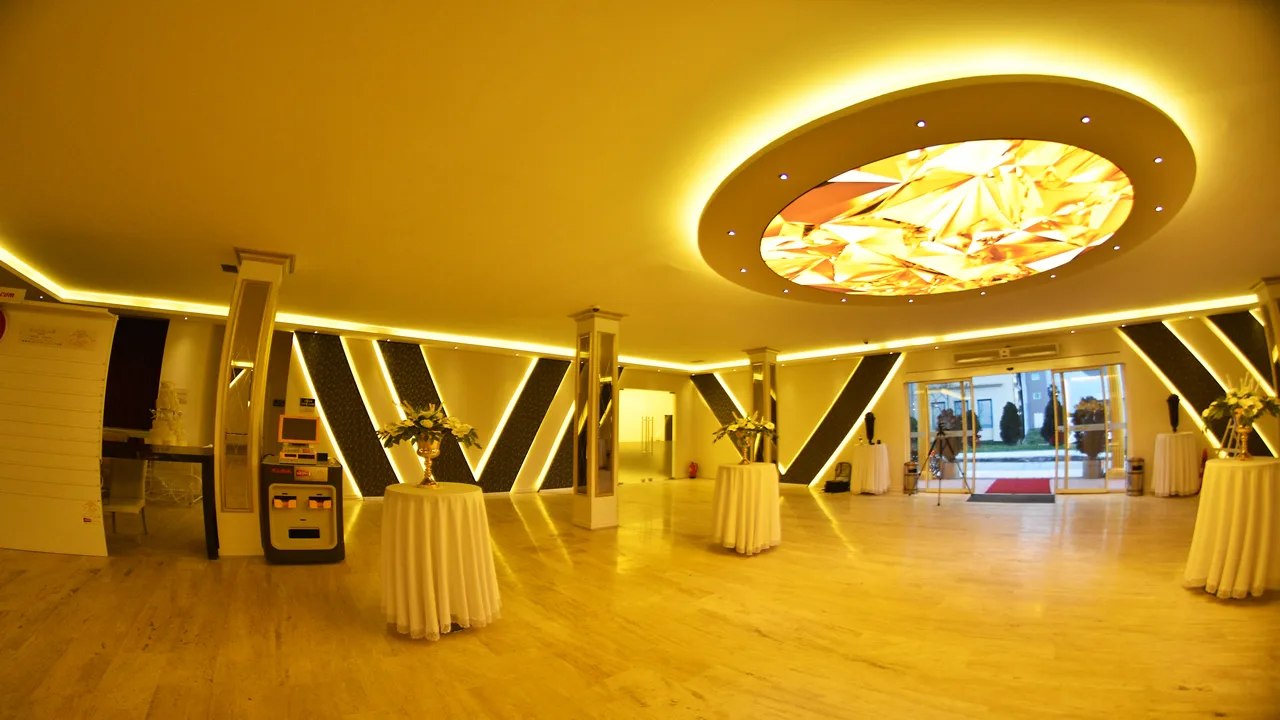 Grand Sofia fuaye alanı ve kokteyl masaları